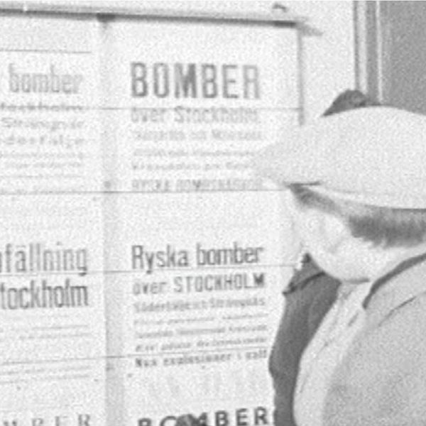 En äldre kvinna tittar in i kameran. Till höger, en bild på löpsedlar med texten ”Bomber över Stockholm”