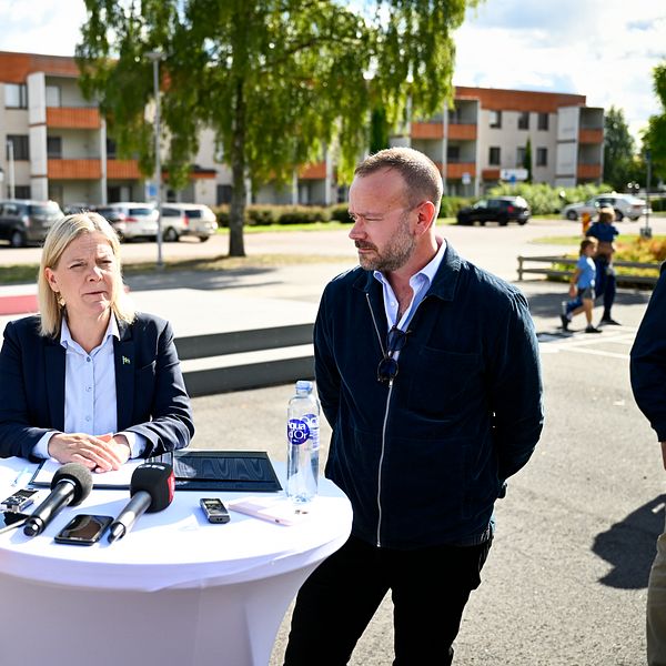 Kommunstyrelsens ordförande i Borlänge, Erik Nises, tillsammans med partiordförande Magdalena Andersson.