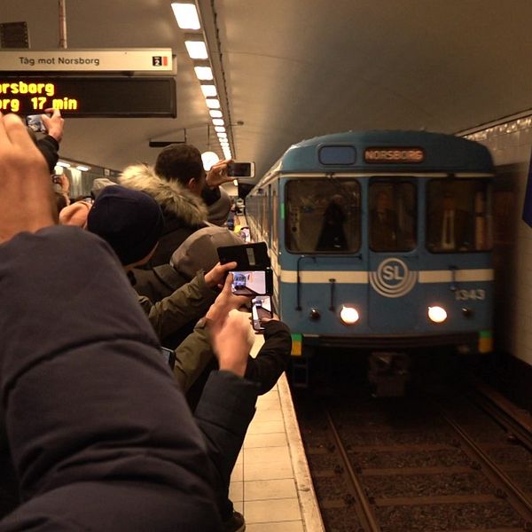 De gamla CX-vagnarna åker si sista tur under lördagen i Stockholms tunnelbanetrafik.