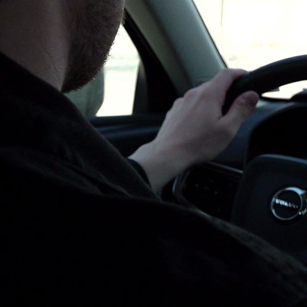 En taxichaufför och en svarttaxichaufför i Luleå.
