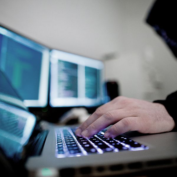 Till vänster Fredrik Blix. Till höger genrebild på hackare framför dator och datorskärmar.