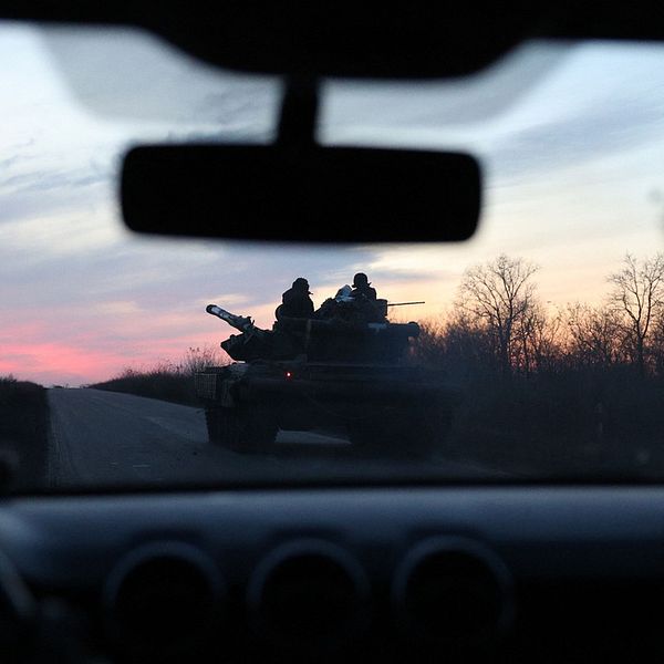 En stridsvagn på väg mot Advijika.