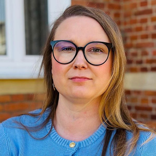 Delad bild. Till vänster: stora tygbalar utomhus. Till höger: en kvinna i blå tröja.