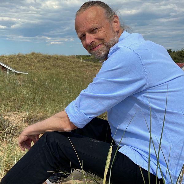 Per Danielsson sitter vid havet på Mellbystrands klitter.