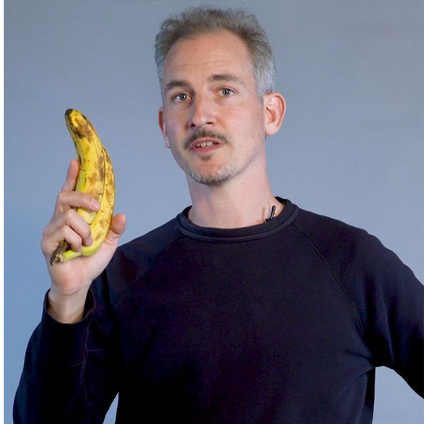 SVT:s reporter med en banan i handen