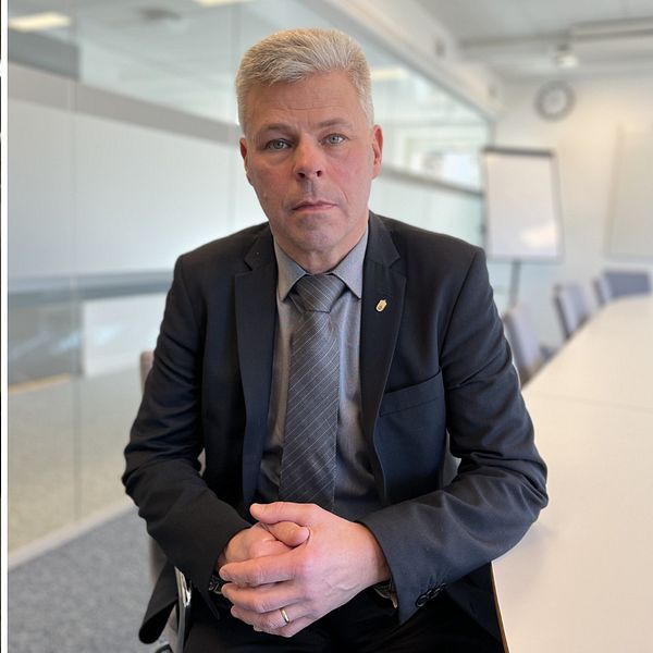 Tvådelad bild. Till vänster: korridor i fängelsemiljö. Till höger: Man i kostym med knäppta händer.