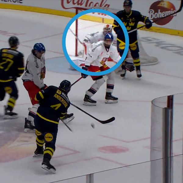 Delad bild. Till vänster: svensk ishockeyspelare. Till höger: målsituation under en ishockeymatch.