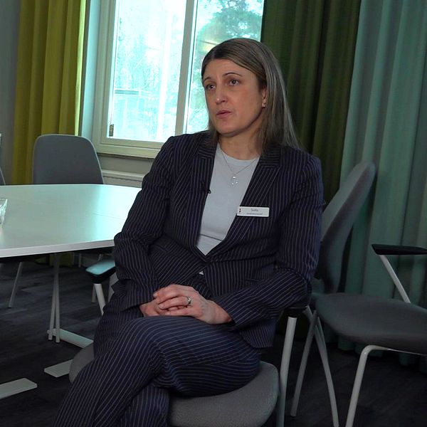 Sofia Boman, chef på Ljungbacken, sitter i en stol på sitt kontor.