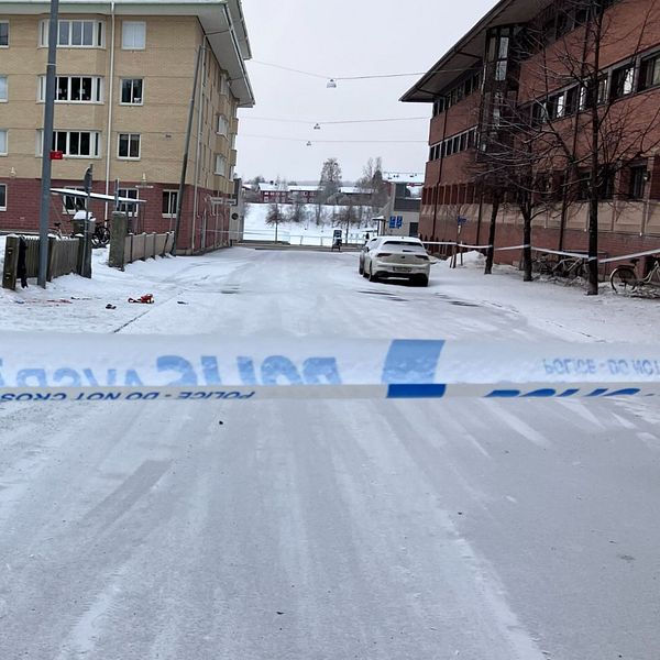 Delad bild. Åklagaren Jonas Fjellström iklädd rutig skjorta och en vy över en gata i centrala Skellefteå där ett polisavspärrningsband syns i förgrunden.