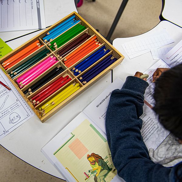 Jurist Anna Medin på Skolverket till vänster och bild på ett barn som sitter med färgglada pennor.