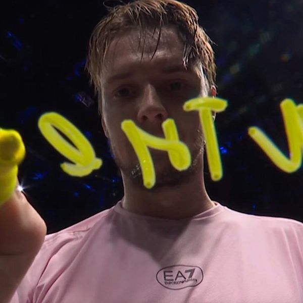 Alexander Bublik skriver på kameralinsen efter seger mot Corentin Moutet i Paris.