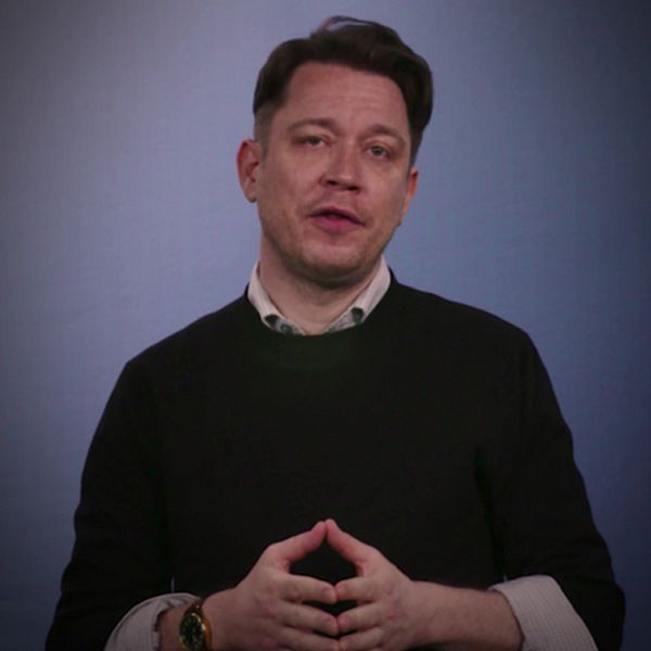 en man mot en blå bakgrund