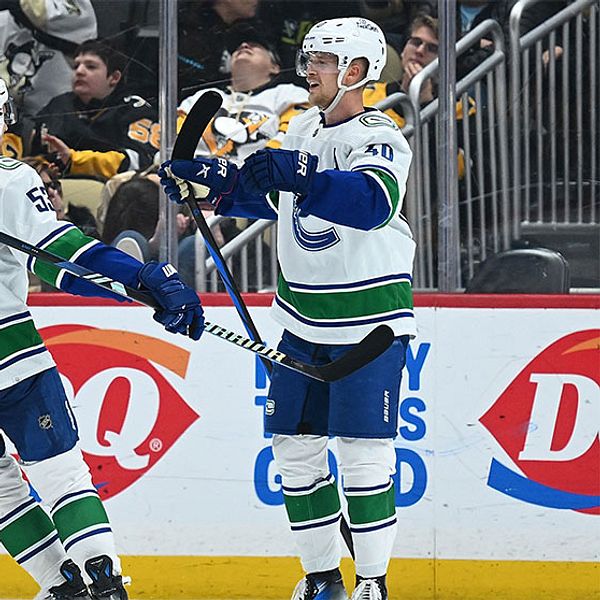 Elias Pettersson jublar efter att ha avgjort för Vancouver Canucks