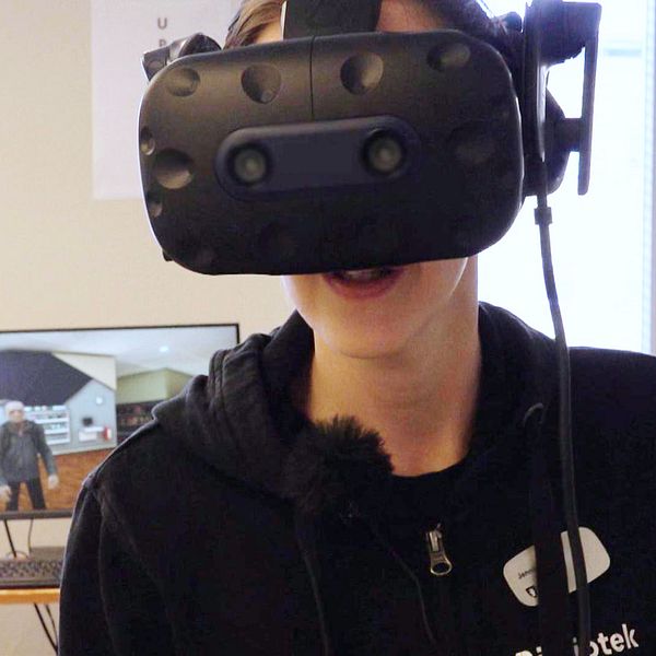 En animerad person i VR och en bibliotekarie på Stockholms stadsbibliotek med VR-headset.