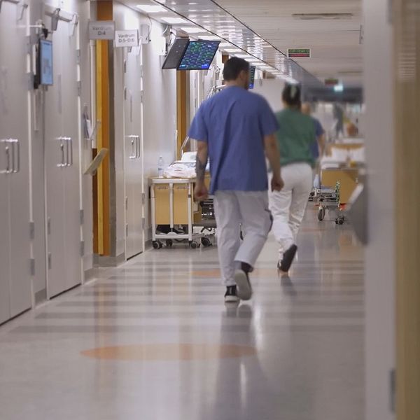 Till höger Måns Arnrup IT-direktör på Region Halland och till vänster vårdpersonal som går i en sjukhuskorridor