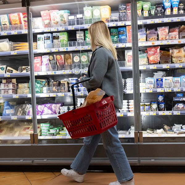 Delad bild. Till vänster: man med suddat ansikte. Till höger: kvinna handlar i en kylavdelning.