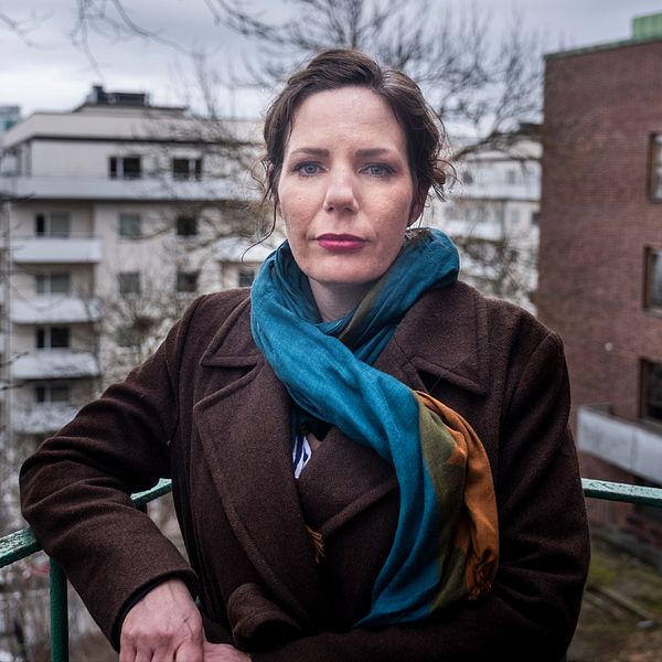 Genrebild, person i rullstol. Till höger Sara Persson, brottsförebyggande specialist på Ekobrottsmyndigheten