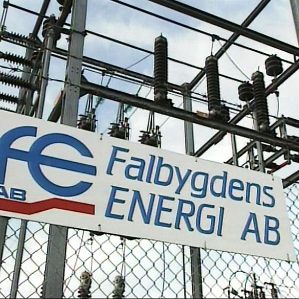 Theres Sahlström (M), kommunstyrelsens ordförande i Skövde och en skylt på Falbygdens energi