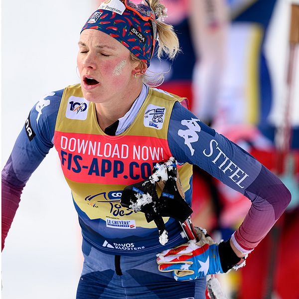 Jessie Diggins grinar illa efter jaktstarten i Tour de Ski