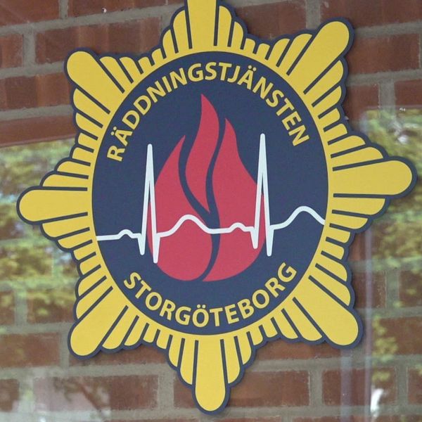 En delad bild där den vänstra sektionen visar en uniform med en ukrainsk flaggnål och en räddningstjänstbricka på en persons bröst. Den högra sektionen visar logotypen för Räddningstjänsten Storgöteborg med en stiliserad flamma och hjärtslag mot en tegelvägg.