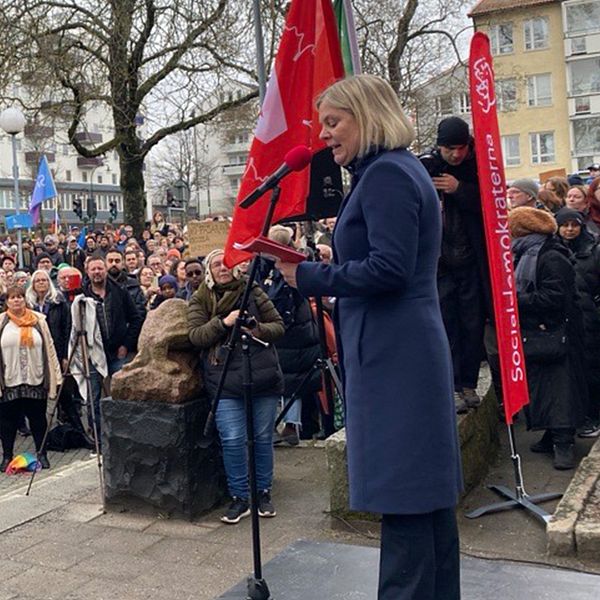 Magdalena Andersson talar på en demonstration i Gubbängen.