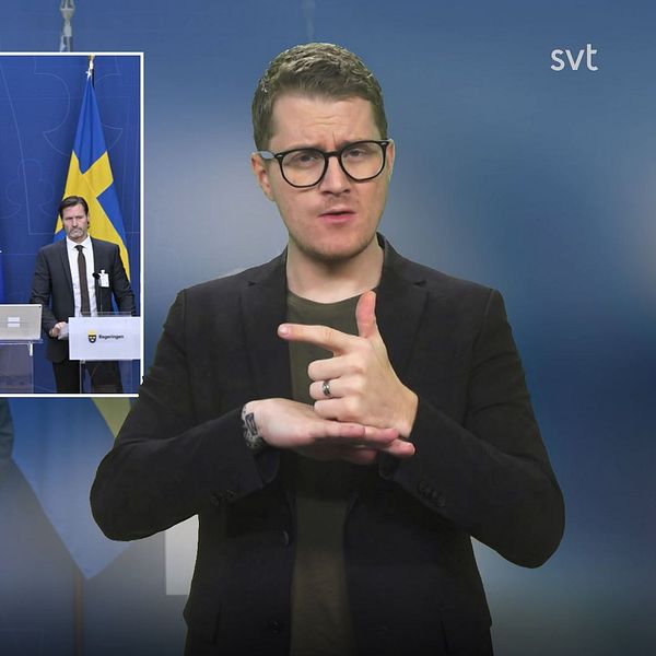 Programledare Magnus bredvid en bild från pressträffen med de fyra Tidöpartierna