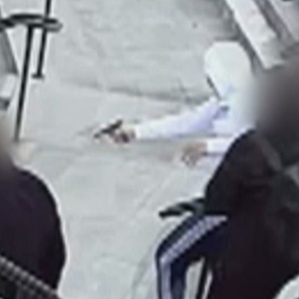 Bilder ur polisens förundersökning visar hur en man med vit hoodie och svarta byxor först går mot centralstationen i Eskilstuna (till vänster) och sedan tar upp en pistol och börjar skjuta mitt bland alla människor (till höger).