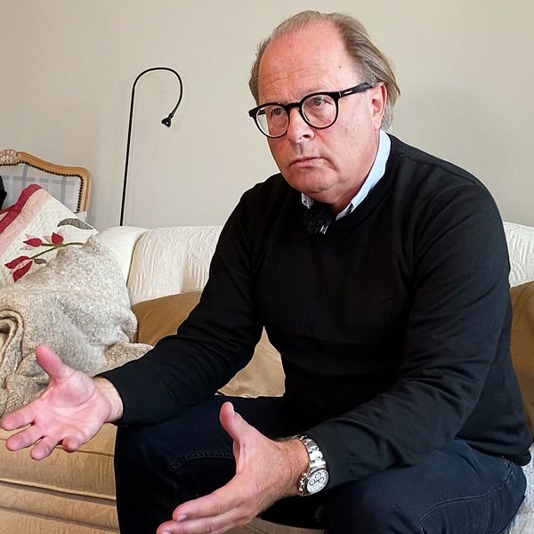 Bild inifrån äldreboende där dödsolycka inträffade och man i svart tröja och svarta glasögon som slår ut med händerna