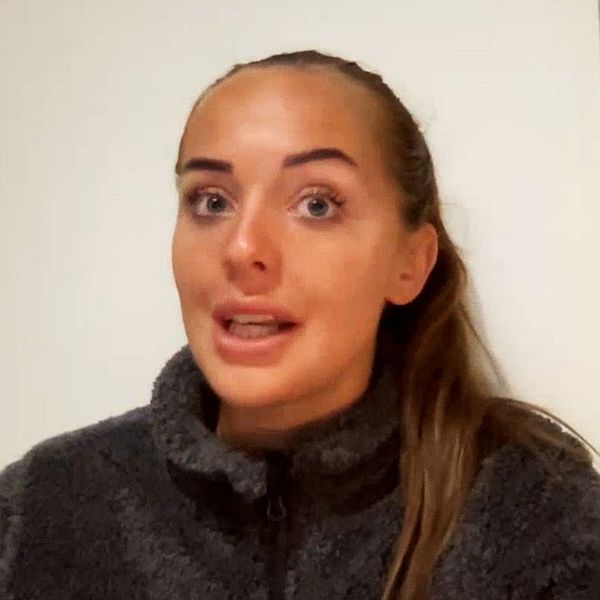 Förstörda bilar efter översvämning, realityprofilen Bettina Buchanan som intervjuas