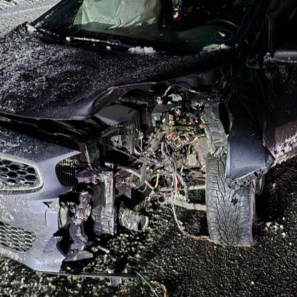 Delad bild. Till vänster: person i svart jacka utomhus. Till höger: bil med skador framtill.
