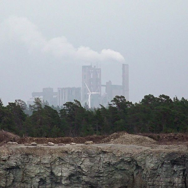 Delad bild. Till vänster: person med SVT-tröja. Till höger: fabrik med rök bakom skog.