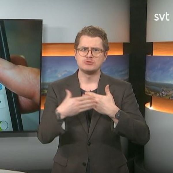 Programledaren tecknar en del av ordet ”försäkringskassan”