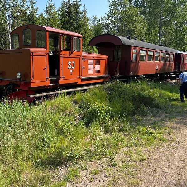 en krockad bil och ett äldre tåg