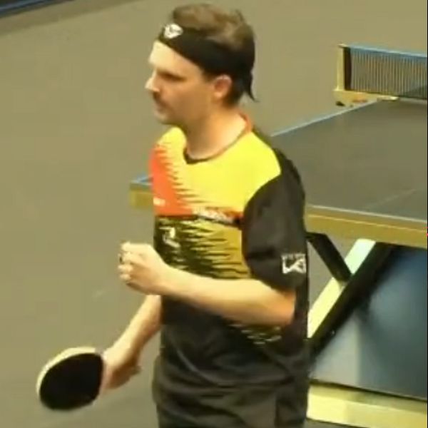 Två bordtennisspelare under match, slaget hyllas av J-O Waldner enligt bildtexten.