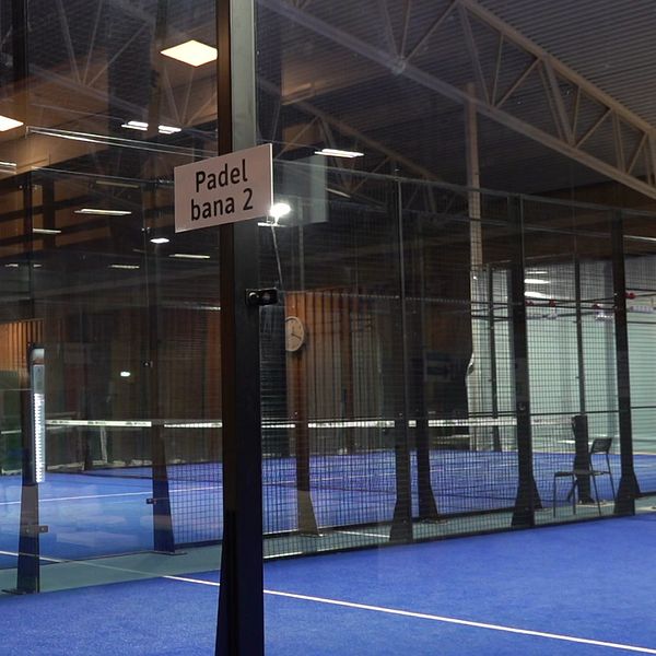 Bertil, som är tidigare revisor i Kramfors kommun, sitter framför datorn, och i annan bild syns en padelbana med blått golv.