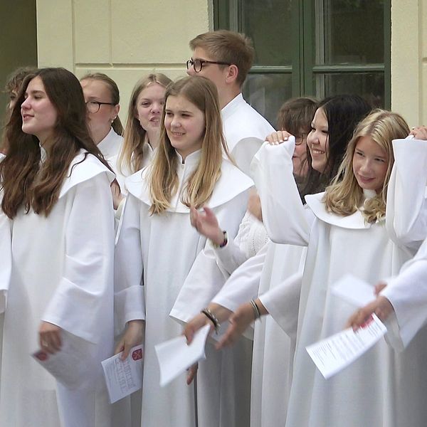 Ärkebiskopen i prästkrage tittar in i kameran. Bredvid en bild på konfirmander utanför en kyrka.