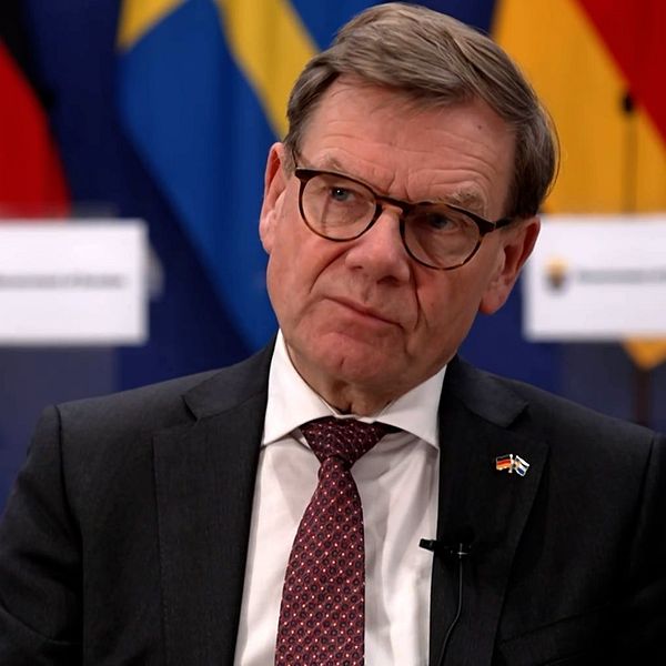 Tysklands utrikesminister Johann Wadephul intervjuas med tyska och svenska flaggor i bakgrunden.