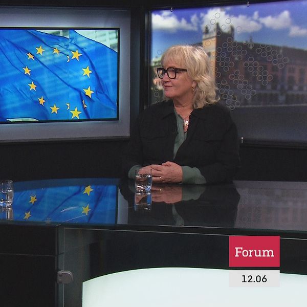 Två personer i en tv-studio