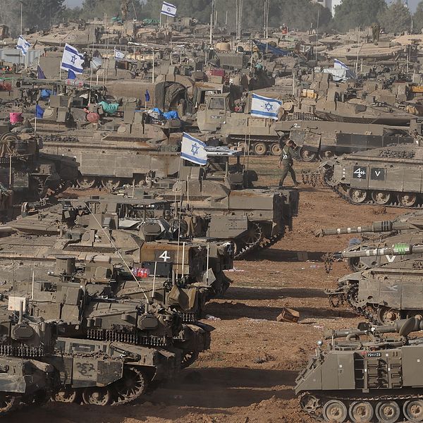 Israeliska stridsvagnar i närheten av Gazaremsan
