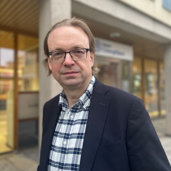 Delad bild: Vänster del visar en sjukhussäng i ett sjukhusrum med någon medicinsk utrustning i närheten. Höger del visar en man i kavaj och rutig skjorta stående utomhus framför en byggnad.