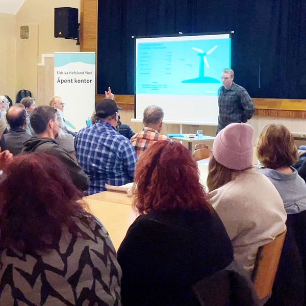 Norsk projektledare på  Eidsiva Hafslund Vind presenterar vindkraftsplaner i i Folkets Hus i Rörbäcksnäs