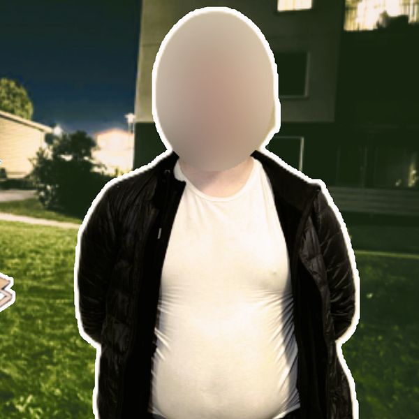 15-åringen står vid platsen där termosbomben placerades, med utdrag ur Discord-chatten.