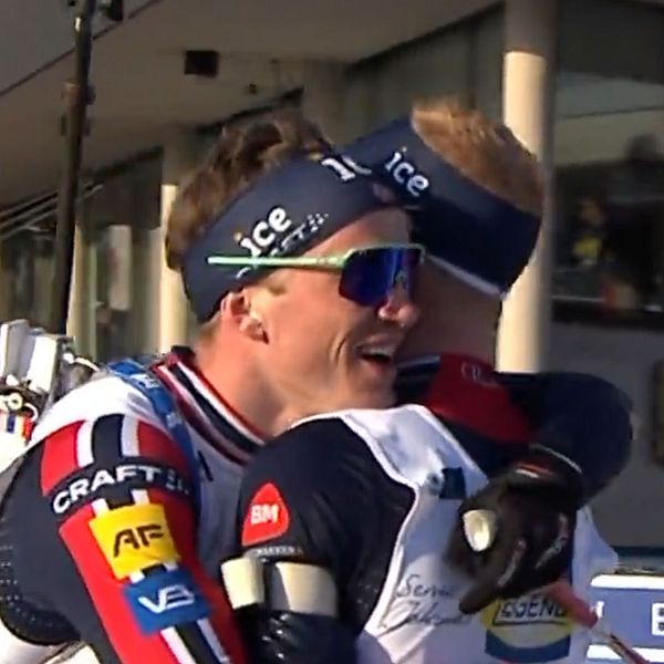 Tvådelad bild. Vänster: skidlöpare jublar med norska flaggan. Höger: kram mellan skidåkare.