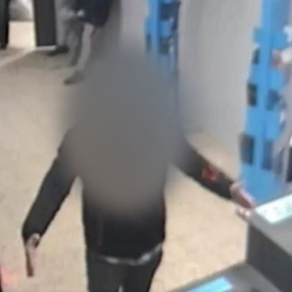 En av männen hämtar ut ett paket i Sundsvall.