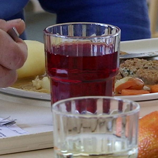 Verksamhetschefen Stella Cizinsky och vegetarisk mat på hjärtkliniken i Örebro.