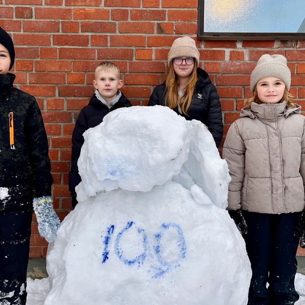 Tvådelad bild: Till vänster syns en snöscen med flera små snögubbar i ett nattbelyst område. Till höger står flera personer vid sidan av en stor snögubbe, där siffran ”100” är skriven med blått på snögubben, framför en tegelvägg.