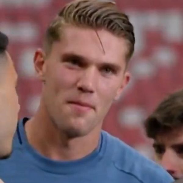 Viktor Gyökeres välkomnas av sina nya lagkamrater i Arsenal