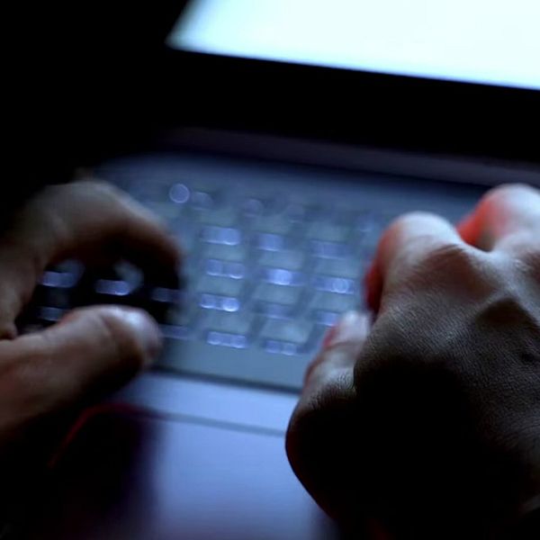 En bildsplit på en man och en händer på ett tangentbord