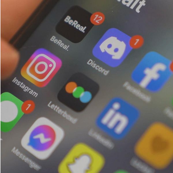 Delad bild. Till vänster: person framför tv-skärm. Till höger: närbild av mobilappar. Fredrik Jenfjord, vd Visit Blekinge
