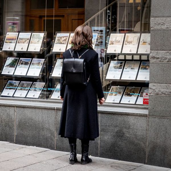 En bild på Linda Hasselvik, privat- och boendeekonom på SBAB, och en bild på bostäder som är till salu.